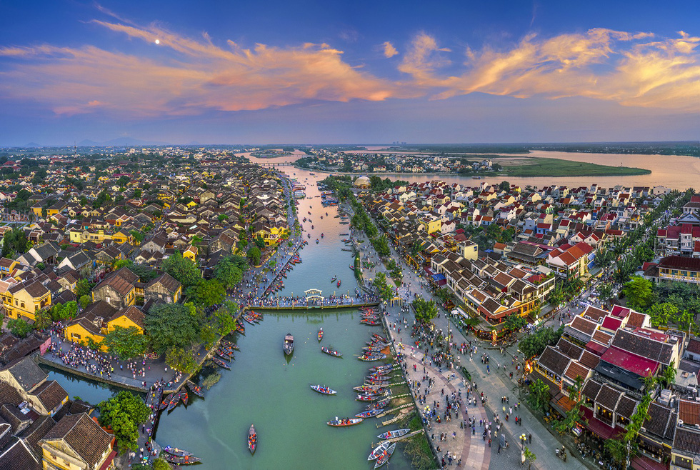 du khách tham gia CHUYẾN BAY TIÊU CHUẨN Hội An